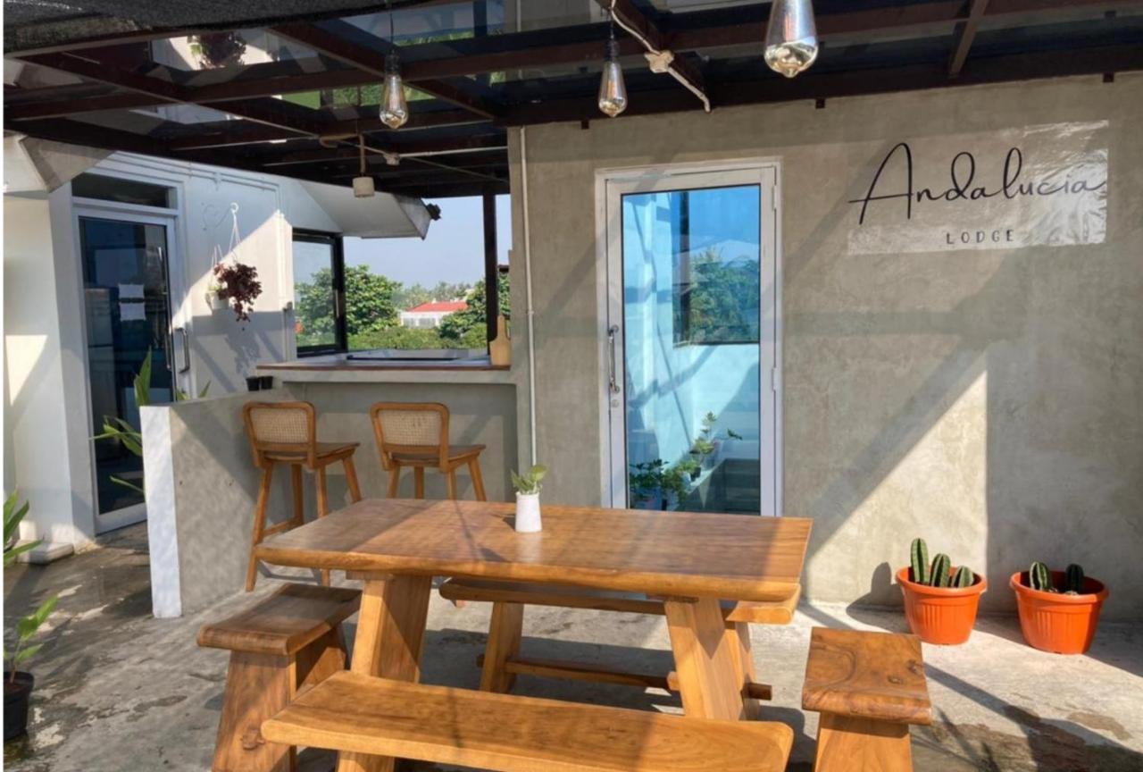 Sans Hotel Andalucia Pasteur Bandung Eksteriør billede